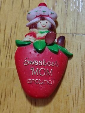 VTG 1982 Strawberry Shortcake "Sweetest MOM Around" PVC Pin American Greetings